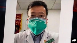 中国新冠病毒疫情吹哨人李文亮医生的生前照片。