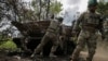 Украинские солдаты у подбитой российской БМП. 14 июня 2023 г. 