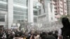 香港示威人群试图焚烧中国国旗。