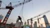 中国某建筑工地上的农民工