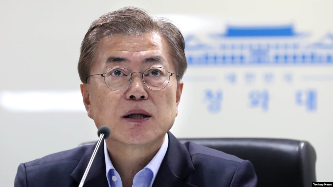 문재인 한국 대통령이 지난 14일 오전 청와대에서 북한의 탄도미사일 발사와 관련해 소집한 국가안전보장회의에서 발언하고 있다.