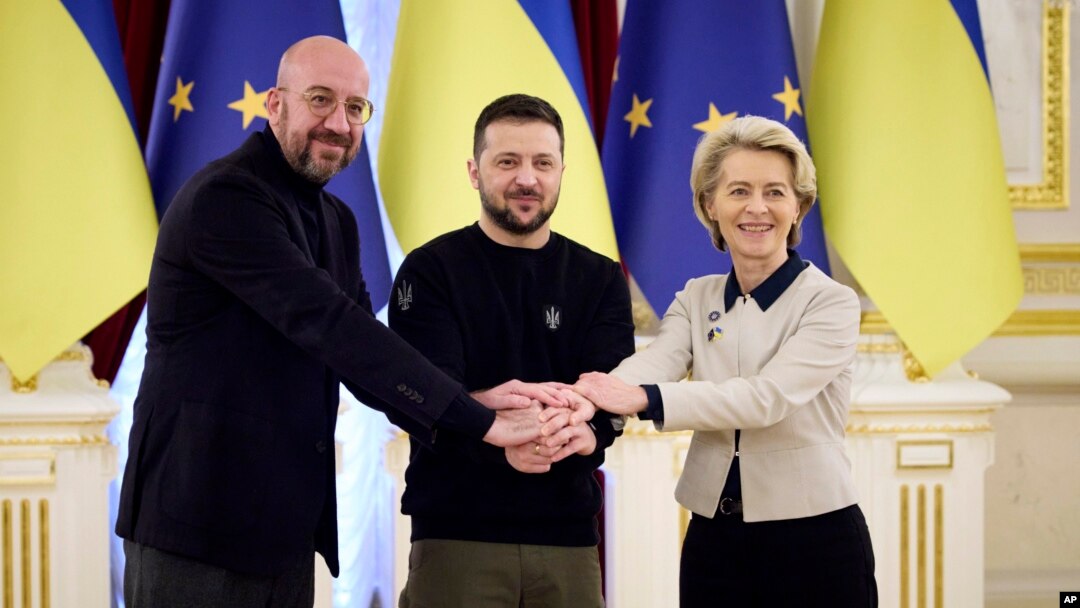 Ukrainian President Volodymyr Zelenskyy, center, European Commission President Ursula von der Leyen, right, 