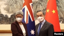 澳大利亚外长黄英贤2022年12月21日在北京会见中国外长王毅。（路透社转发）