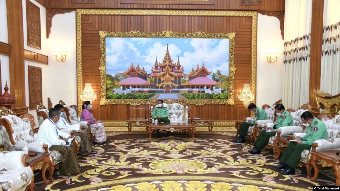 
နိုင်ငံတော် စီမံအုပ်ချုပ်ရေးကောင်စီဥက္ကဋ္ဌ ဗိုလ်ချုပ်မှူးကြီးမင်းအောင်လှိုင်နဲ့အဖွဲ့ ရခိုင်ပြည်လွတ်မြောက်ရေးပါတီ ALP ဒုတိယဥက္ကဋ္ဌ ဒေါ်စောမြရာဇာလင်းဦးဆောင်အဖွဲ့နဲ့ ငြိမ်းချမ်းရေးဆွေးနွေး (ဇွန် ၁၃၊ ၂၀၂၂/ဓာတ်ပုံ-တပ်မတော်သတင်းမှန်ပြန်ကြားရေး)
