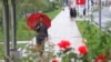 9月14日，一场降雨之后，人们在朝鲜首都平壤中心地区走路。