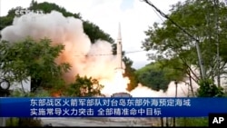 中国央视新闻的画面显示，一枚导弹从一个未披露的地点发射。(2022年8月4日)