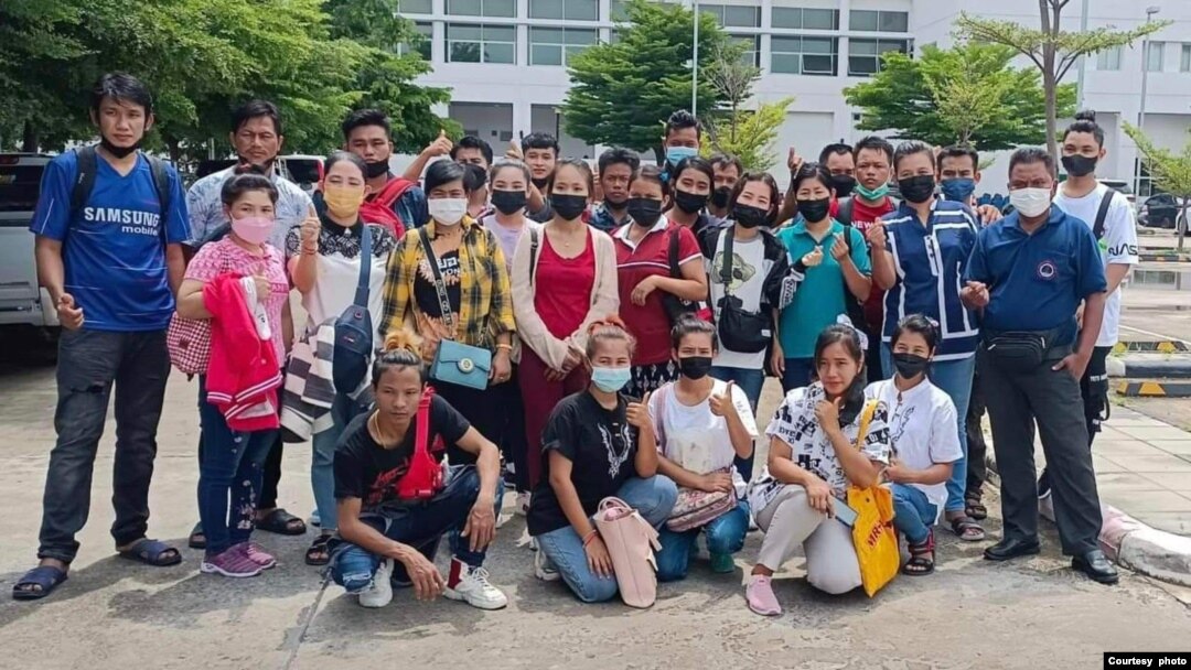ထိုင်းနိုင်ငံ၊ပထုံဌာနီပြည်နယ် ရေသန့်ဗူးစက်ရုံမှာ ကိုဗစ်ကပ်ဘေးအတွင်း အလုပ်သမားလျှော့ချရာမှာ အလုပ်ပြုတ်သွားပြီးနောက် နစ်နာကြေးရရှိတဲ့မြန်မာအလုပ်သမားများ(photo-MWRN)