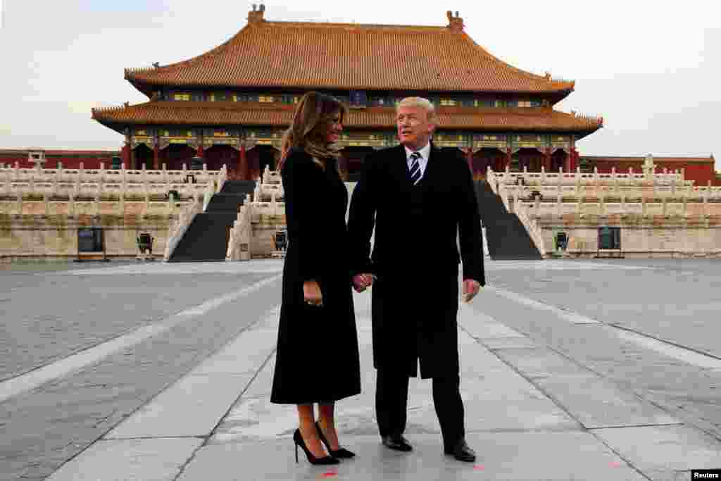 美国总统川普和第一夫人梅拉尼亚在首次亚洲之行期间参观中国北京故宫，在太和殿前合影。（2017年11月8日）