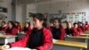 中国政府组织的对新疆喀什的参访中喀什居民在职业教育中心学习中文。（2019年1月4日）