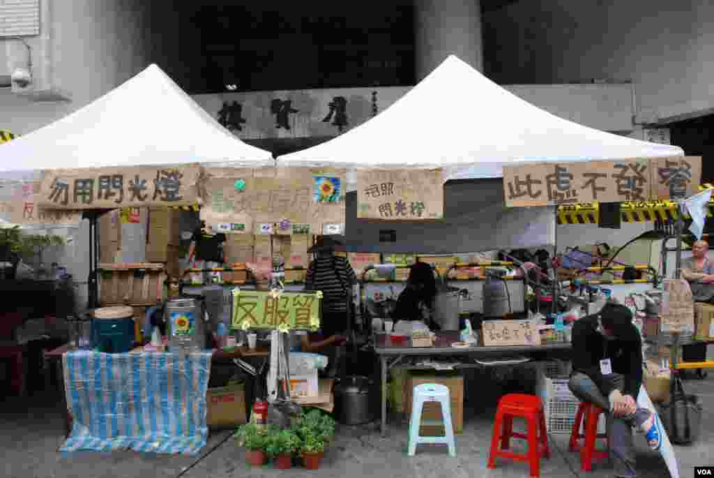 佔領立法院期間,有台灣網民自發成立「戰地廚房」為參與反服貿運動的學生及民眾提供免費餐飲