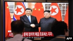 韩国首尔首尔火车站的民众观看中国国家主席习近平对朝鲜进行国事访问的电视新闻报道(2019年6月20日资料照片)