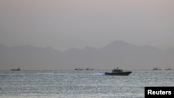 资料照：一艘台湾海警船驶过马祖群岛南岸岛海域的中国海岸。（2022年8月16日）