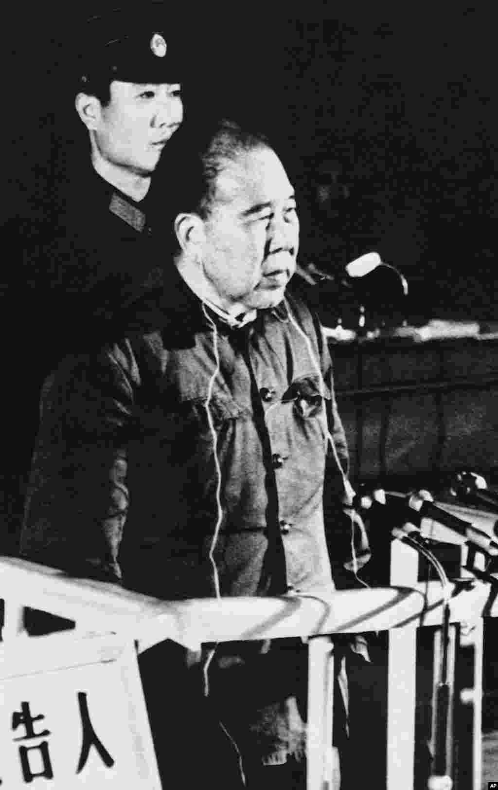 林彪的“四大金刚”之首,受林彪连累而垮台之前担任中国军队总参谋长的黄永胜在1980年11月29日接受审判。吴法宪、李作鹏、邱会作等林彪部将也随着林彪倒台,加上陈伯达,倒下了七名政治局委员,包括两名常委、一位前元帅、5位前将军。当局发给群众学习的批判林彪集团的资料说,黄永胜在掌权时念过一首批判秦始皇的古诗,显示他有意谋反。那首诗说“竹帛烟消帝业虚,关河空锁祖龙居。坑灰未冷山东乱,刘项原来不读书。”