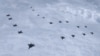 韩国国防部公布的摄于2022年6月7日的照片显示包括F-35和F-16战机在内的韩国和美国军机在韩国上空做战术编队飞行。