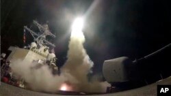 美军对叙利亚一空军基地发射导弹