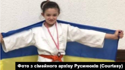 Ангеліна, дочка Аліни Русинюк. В Ірпені займалася дзюдо, має колекцію призів. Фото з сімейного архіву Русинюків.