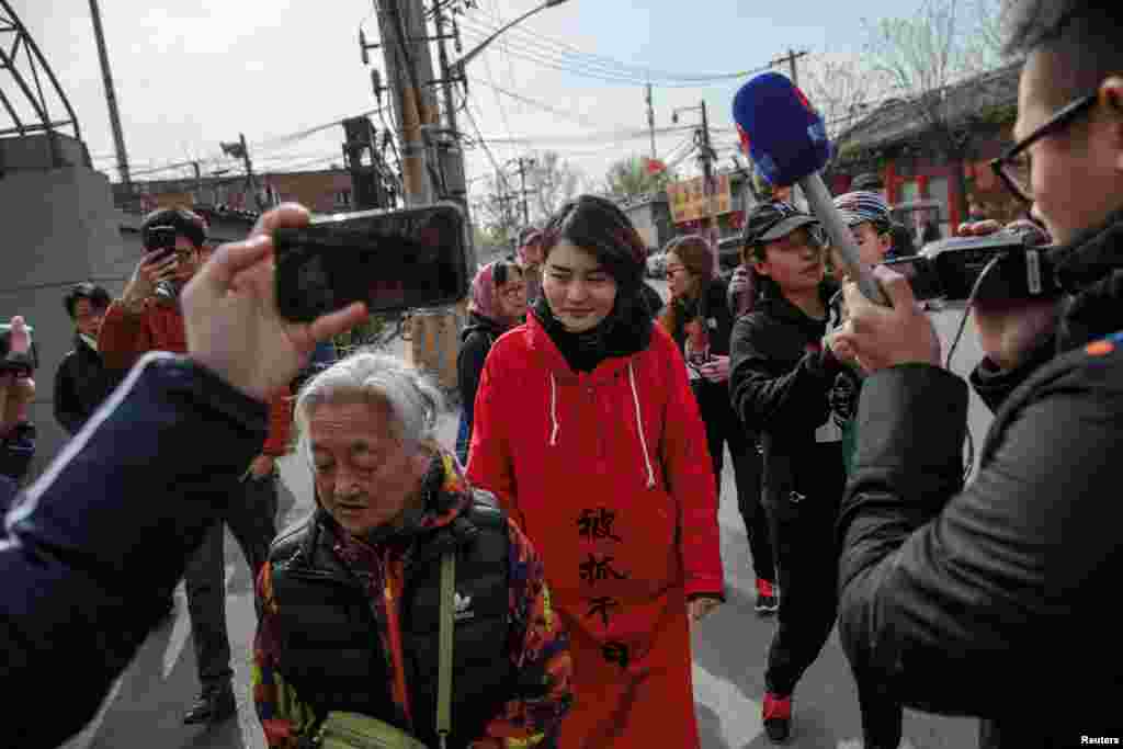 2018年4月4日,被拘留709律师王全璋的妻子李文足和朋友与记者们在中国最高人民法院投诉办公室附近。