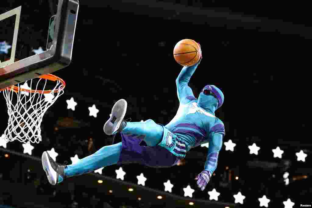 Charlotte Hornets mascot makes a dunk during a break in the second half against the LA Clippers at Spectrum Center in Charlotte, North Carolina, Nov. 18, 2017. (Jim Dedmon-USA TODAY Sports)