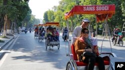 中国游客在越南河内乘坐人力车观光。中国是赴越南旅游人数最多的国家（2016年12月1日）。