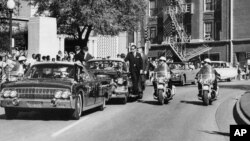 1963年11月22日美国前总统肯尼迪在达拉斯乘坐敞篷车遇刺瞬间的历史照片