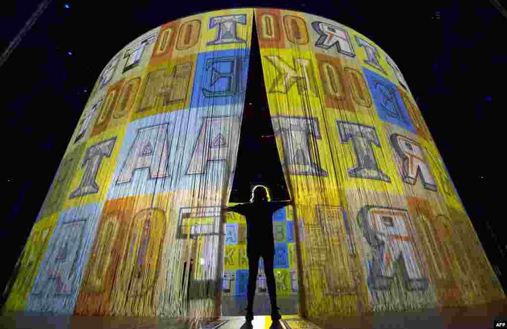 Nhà thiết kế Israel đồng thời là nghệ sĩ Ron Arad dựng tác phẩm "Curtain Call" tại Camden Roundhouse ở London.