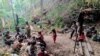 တောထဲတွင် ထွက်ပြေးခိုလှုံနေကြရသည့် မင်းတပ် စစ်ရှောင်များ (ဓာတ်ပုံ - AFP PHOTO / CHIN WORLD) ၂၀ မေ ၂၀၂၁