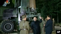 朝鲜官媒2017年7月28日的的视频截图显示，朝鲜领导人金正恩在朝鲜某地的导弹试验场