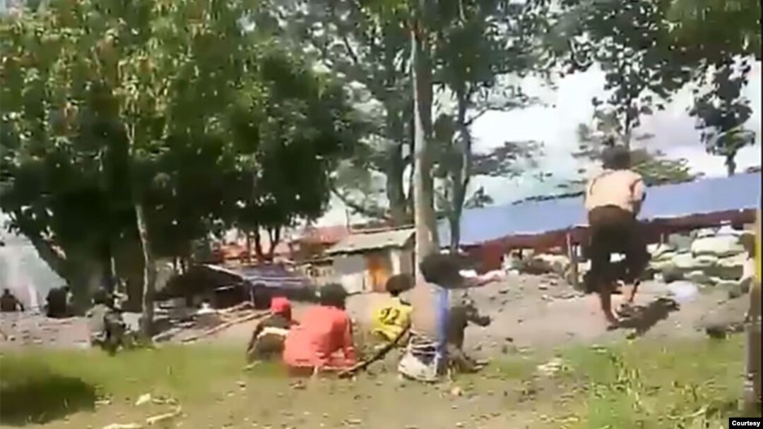ုမိုးဗြဲရဲစခန်းကို သိမ်းပိုက်ဖို့ ကြိုးစားနေတဲ့ ဒေသခံ ကာကွယ်ရေးတပ်ဖွဲ့ဝင်အချို့။ (မေ ၂၃၊ ၂၀၂၁)