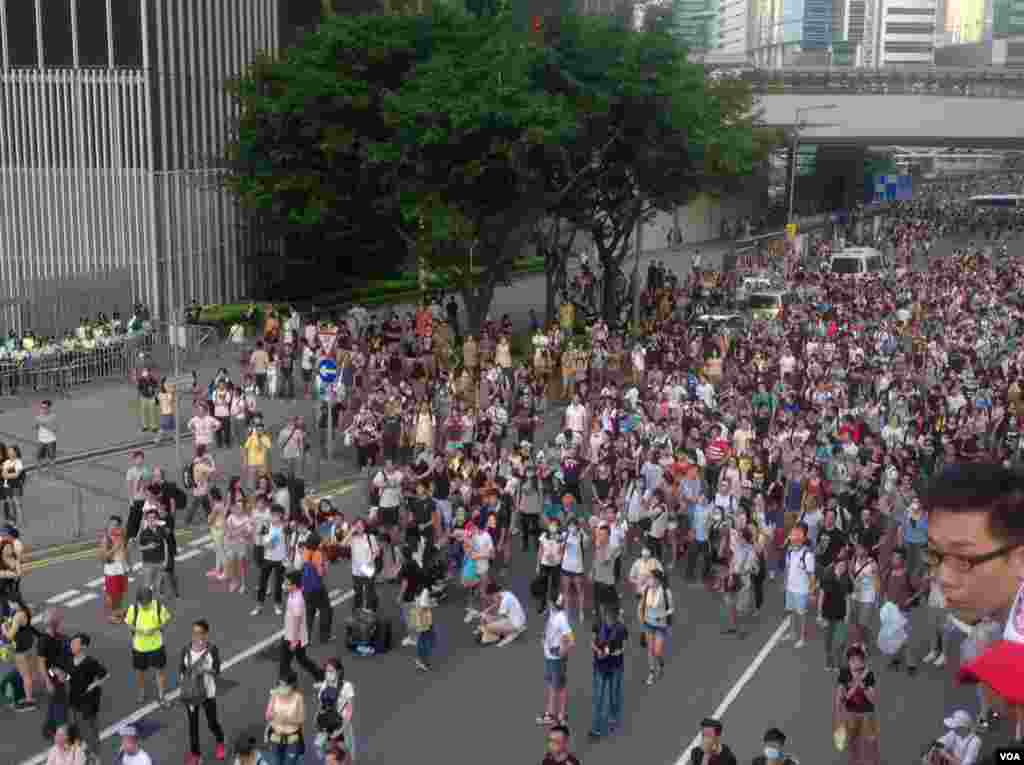 港人声援占中抗拒警方封锁中环金钟多处瘫痪(美国之音海彦拍摄)