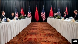 美国国务卿布林肯与国家安全顾问沙利文在阿拉斯加与中共外事主管杨洁篪和中国国务委员兼外长王毅举行会谈。（2021年3月18日）