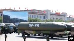 中国在2015年9月3日阅兵式上展示的东风-5B洲际弹道导弹。有报道说，中国最近试射了最新型的东风-41洲际弹道导弹。
