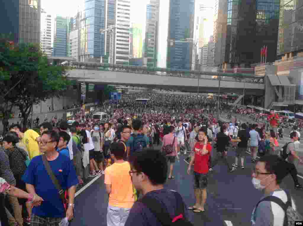 港人声援占中抗拒警方封锁中环金钟多处瘫痪(美国之音海彦拍摄)
