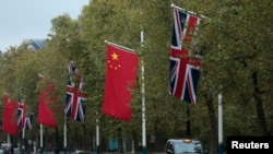 中英两国国旗在伦敦街头飘扬。（2015年10月19日）
