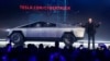 2019年11月21日马斯克于在加利福尼亚州特斯拉设计工作室介绍Cybertruck。