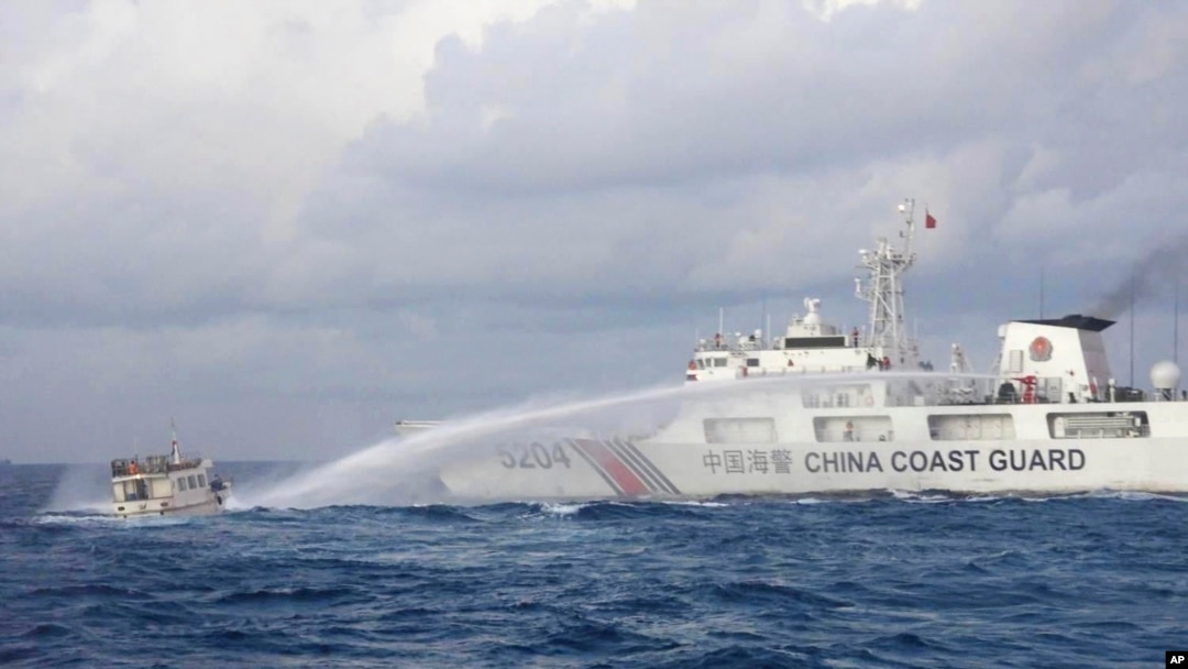 菲律賓海警隊2023年12月10日的照片顯示中國海警船向菲律賓供給船發射水炮。