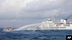 2023年12月10日，中国海警用水枪向菲律宾船只喷射