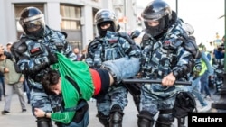 俄罗斯警察2019年8月10日在莫斯科逮捕反政府示威者。