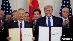 2020年1月15日，特朗普总统和中国副总理刘鹤在白宫签字之后合影。