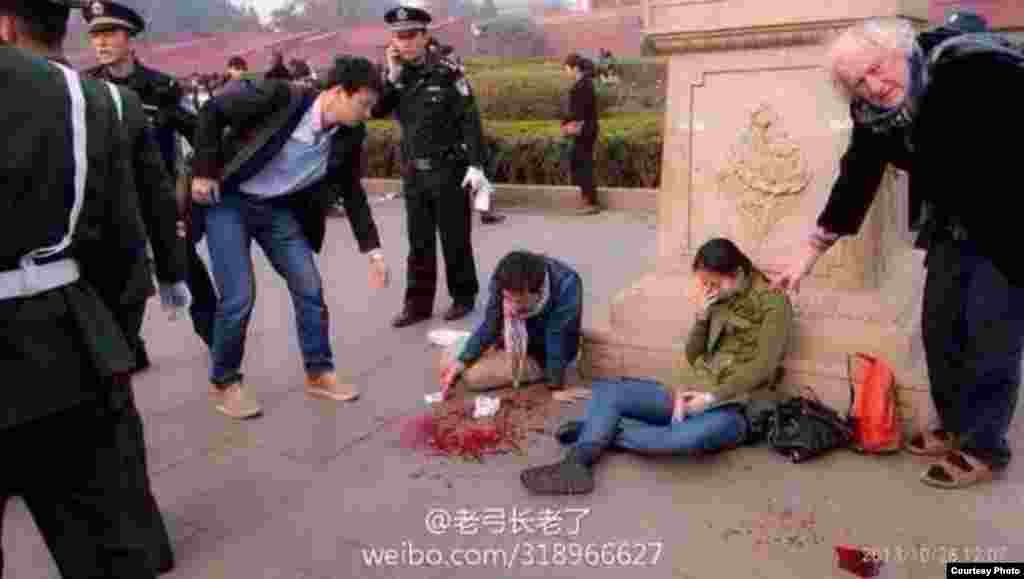 天安门遭车撞击 致5死38人受伤(图片来自微博网友)