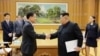 2018年3月6日，朝鲜领导人金正恩在平壤与韩国韩国国家安保室长郑义溶会面，金正恩的妹妹金与正在场。