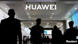 德国柏林举行的国际电子消费品展销会上华为的标识（2019年9月9日）