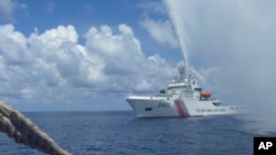  资料： 一艘中国海警船和在斯卡伯勒浅滩逼近接近菲律宾渔船。 （2015年9月23日）