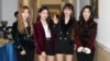 韩国女子演唱组&ldquo;红色天鹅绒&rdquo;（Red Velvet）2018年4月1日在朝鲜平壤演出后亮相。朝鲜领导人金正恩目睹了韩国明星在平壤的罕见表演。