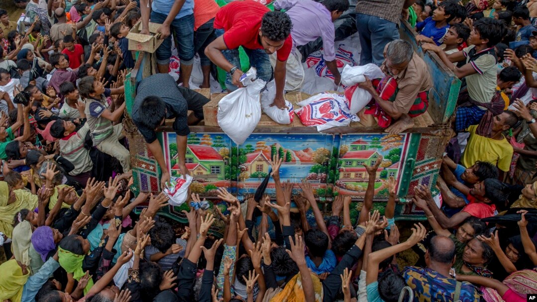 ရခိုင်မြောက်ပိုင်းအကြမ်းဖက်မှုကြောင့် ဘင်္ဂလားဒေ့ရှ်ဘက် တိမ်းရှောင်လာတဲ့ ဒုက္ခသည်တွေကို အကူအညီပေးရေး ပစ္စည်းတွေ ပေးနေစဉ်။ (စက်တင်ဘာ-၂၀၁၇)