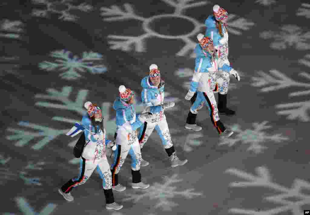 平昌冬奥会闭幕式上，芬兰选手入场。（2018年2月25日）