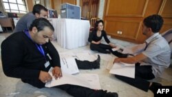 Nhân viên trong ủy ban độc lập làm việc tại một trung tâm kiểm phiếu ở Tunis, ngày 24/10/2011