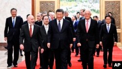 中国领导人习近平2024年3月27日在北京会见来访的美国商界学界领袖（美联社）