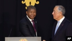 Presidente de Angola, João Lourenço e seu homólogo português Marcelo Rebelo de Sousa (dir), no Palácio de Belém em Portugal