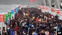 中国经济放缓给安排就业带来的巨大的压力。图为安徽合肥举行的一次招工会，会上找工作的人群如潮。（资料照片）