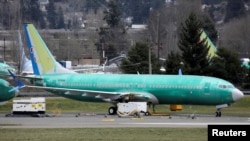 资料照:2019年3月11日,一架带有中国南方航空公司标志的波音737 Max 8飞机停在波音公司华盛顿州伦顿的生产基地。(路透社)
